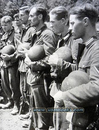 Gebirgsjaeger honoring fallen comrades in France 1940